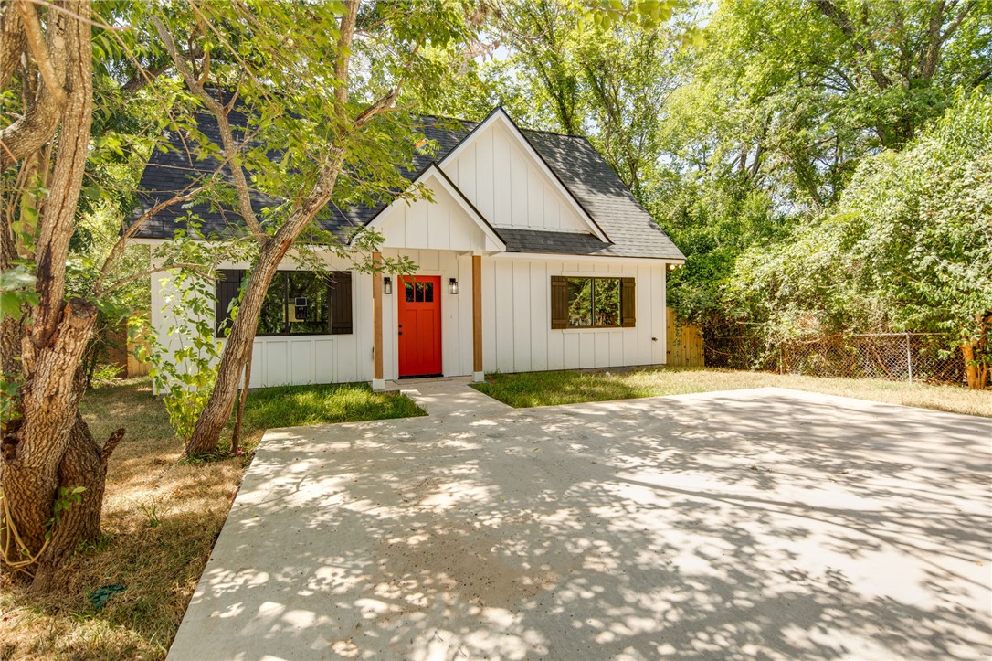 1112 Justine Property Photo 1