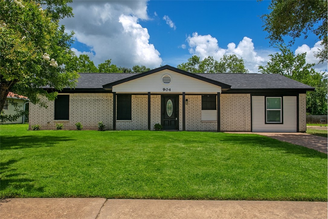 904 Dumas Drive Property Photo 1