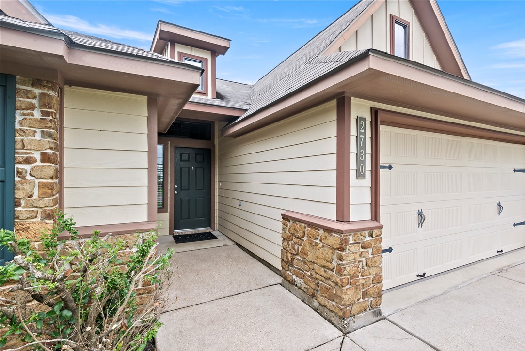2730 Silver Oak Drive Property Photo 3