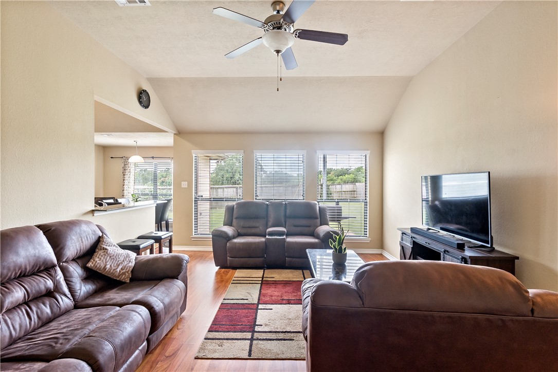 2730 Silver Oak Drive Property Photo 4