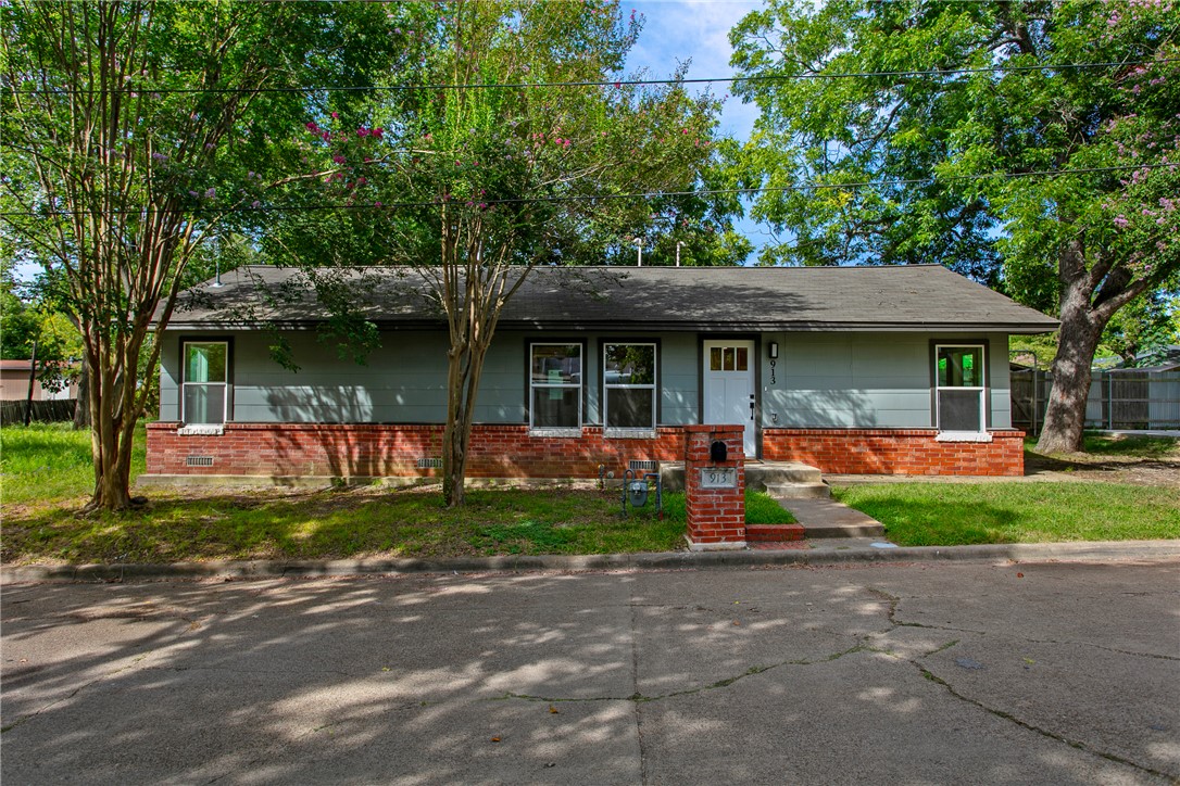 913 Travis Street Property Photo 1