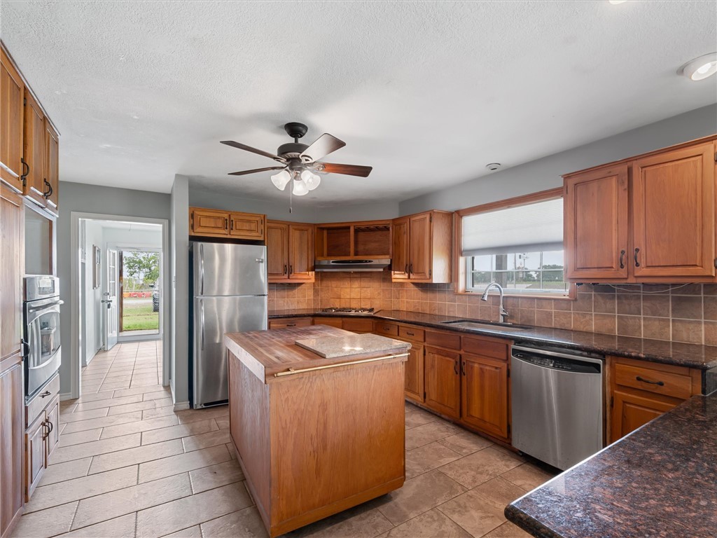 17645 Highway 6 Property Photo 7