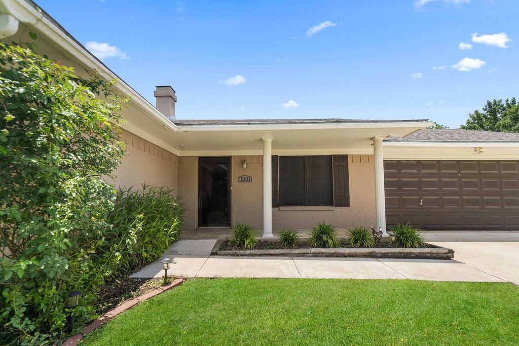 1001 Windy Drive Property Photo 1