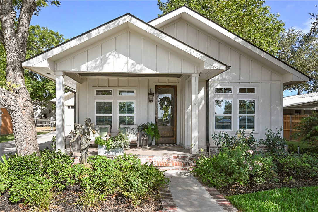 904 West Alligator Street Property Photo 1