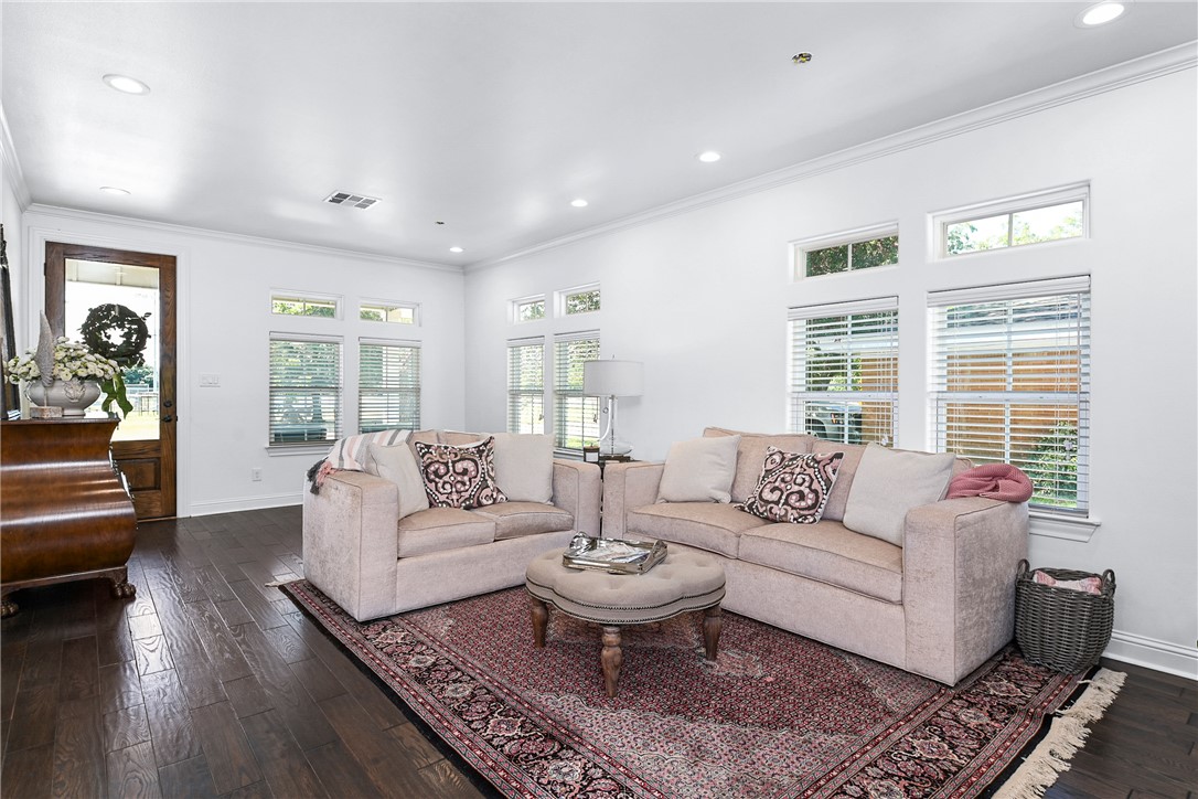 904 West Alligator Street Property Photo 2