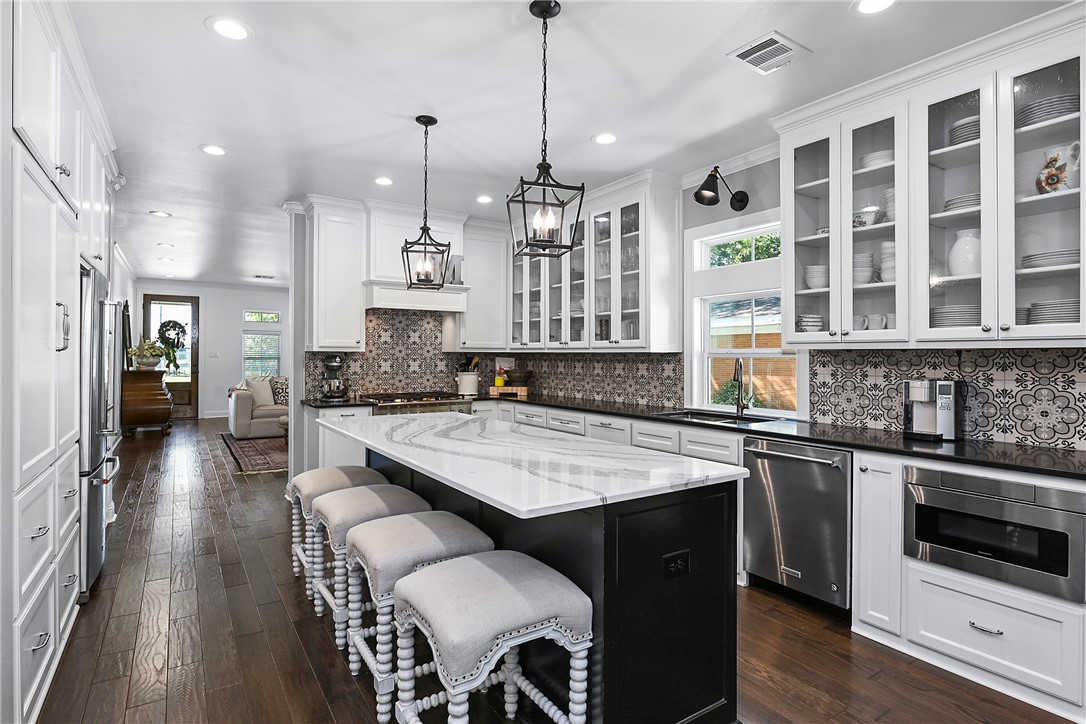 904 West Alligator Street Property Photo 4