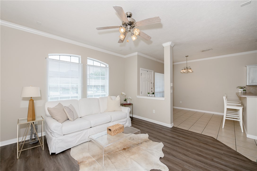 1001 Krenek Tap Road 402 Property Photo 4