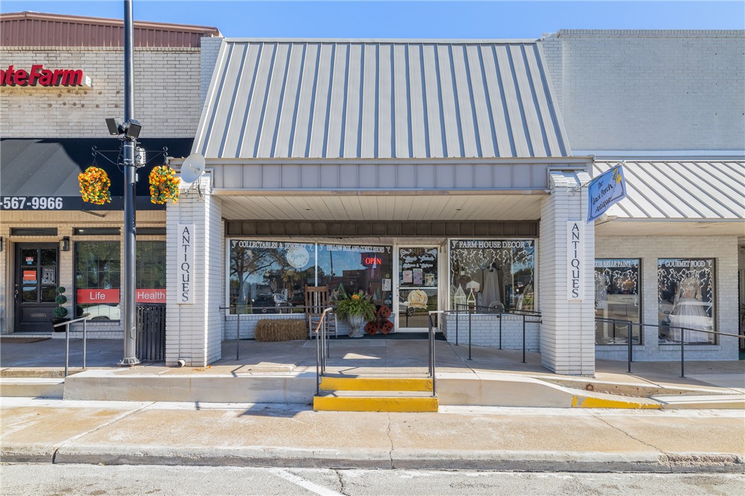 123 West Buck Street Property Photo 1