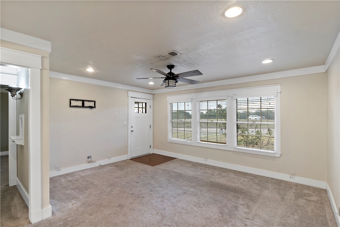 606 West Alligator Street Property Photo 5