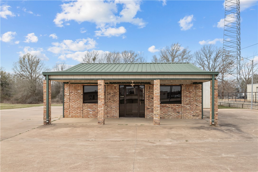 1504 East Loop 304 Property Photo 1