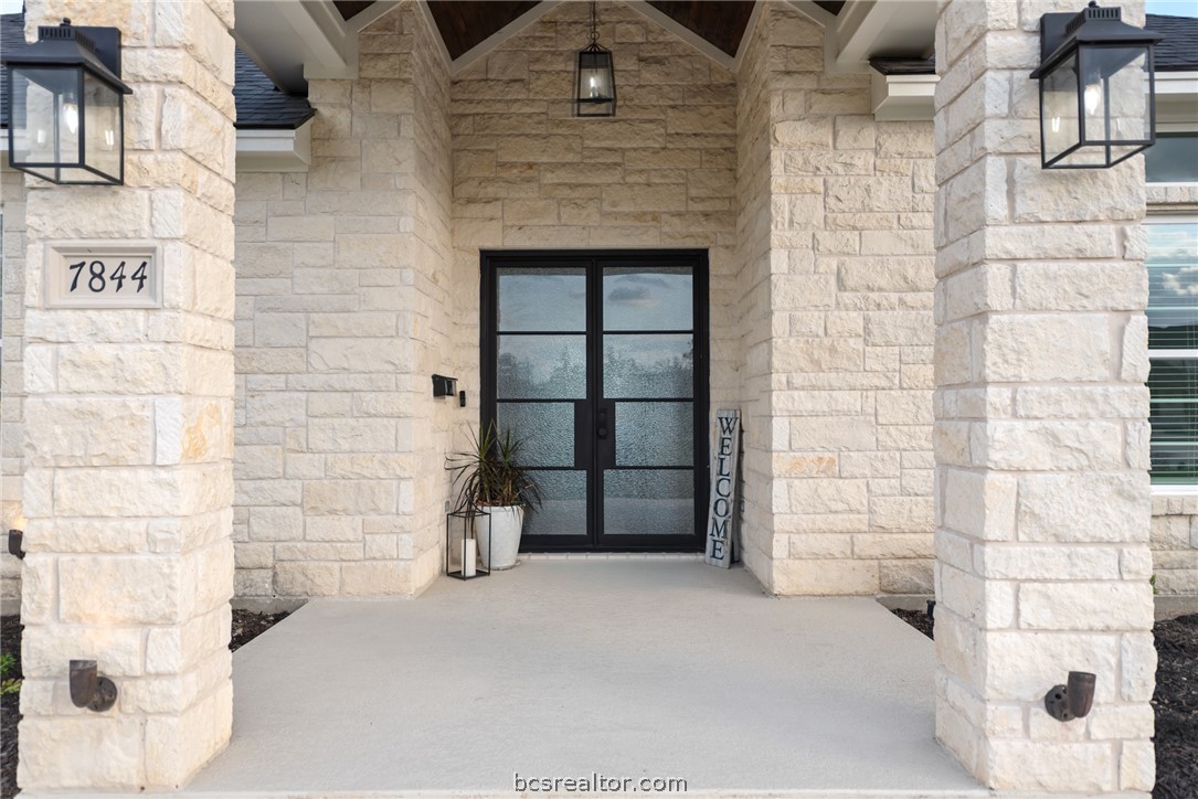 7844 Mathis Creek Drive Property Photo 1