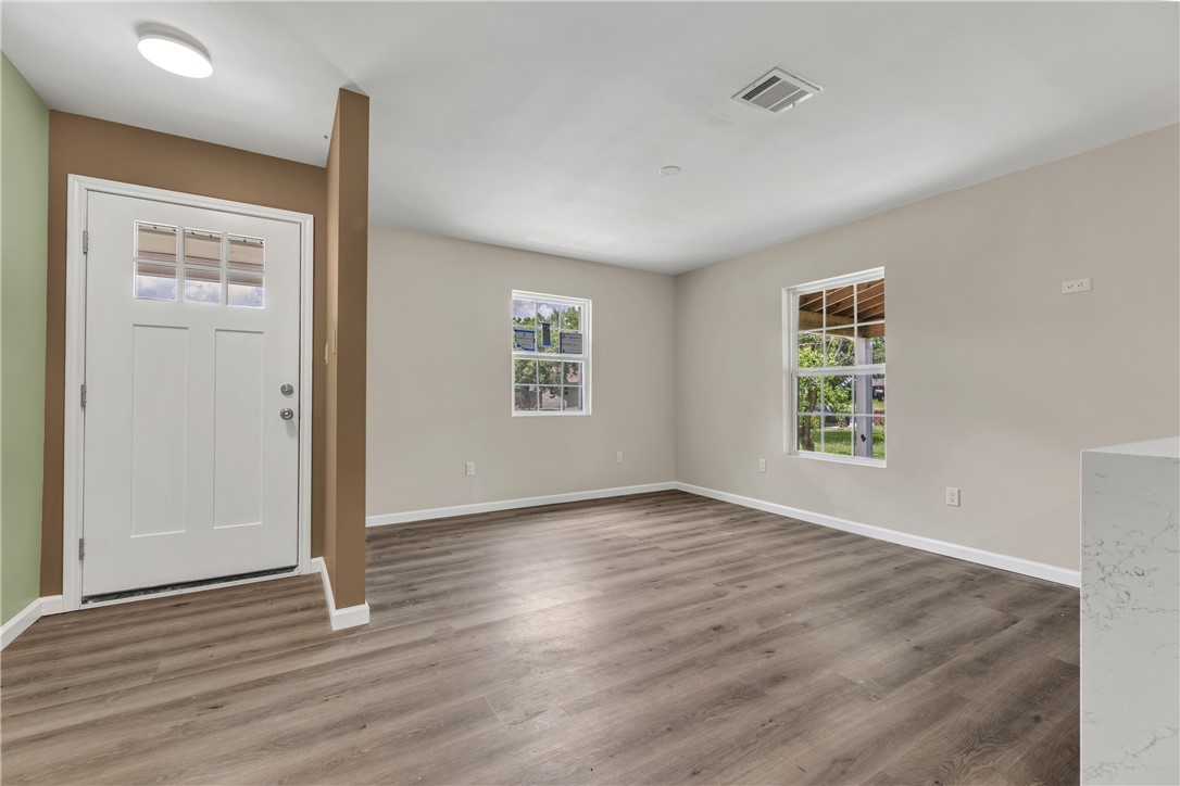 2105 Cabot Circle Property Photo 7