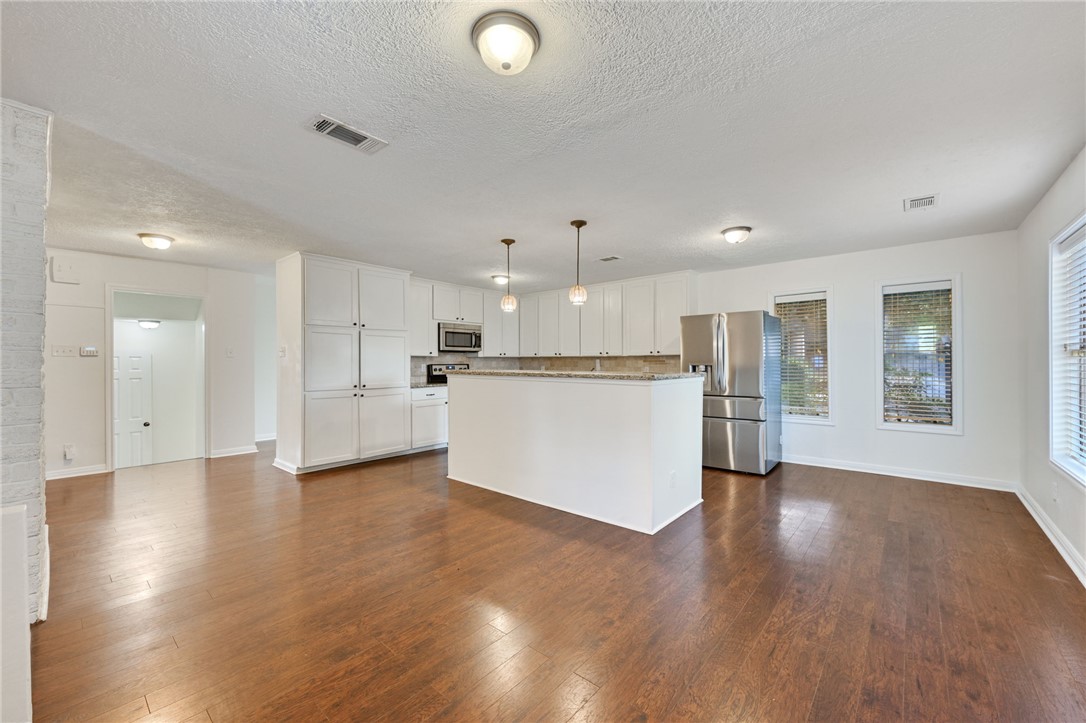 2504 Broadmoor Drive Property Photo 6