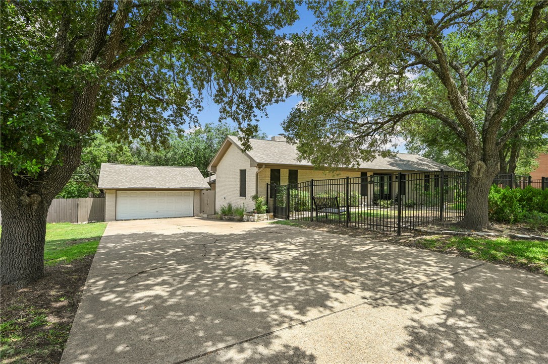 2504 Broadmoor Drive Property Photo 16