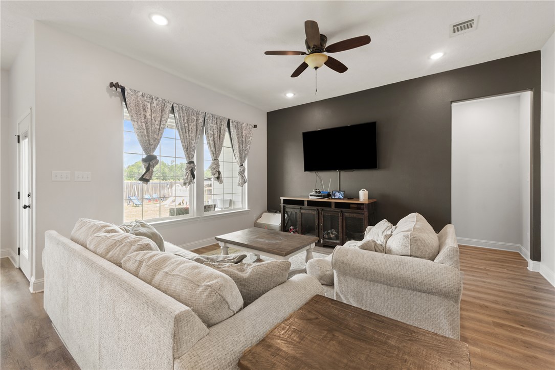 401 Brazos Bend Property Photo 8