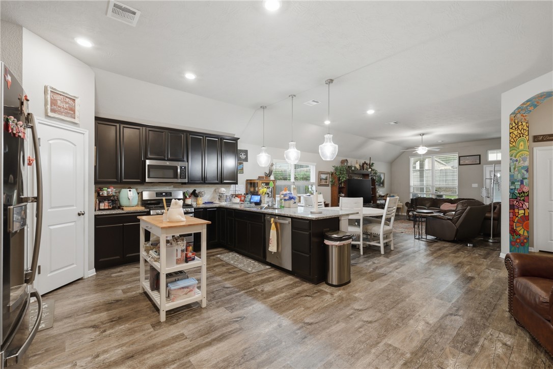 915 Farm Path Property Photo 4