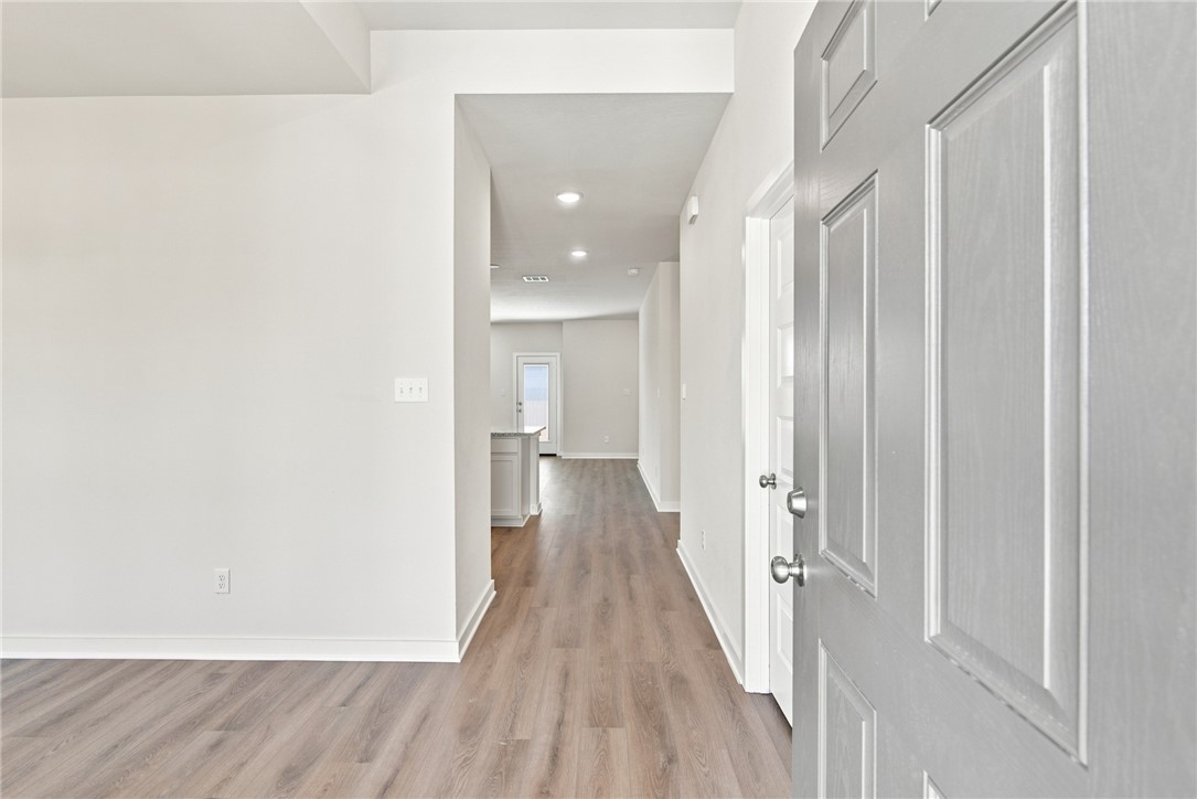 1388 Kingsgate Drive Property Photo 4