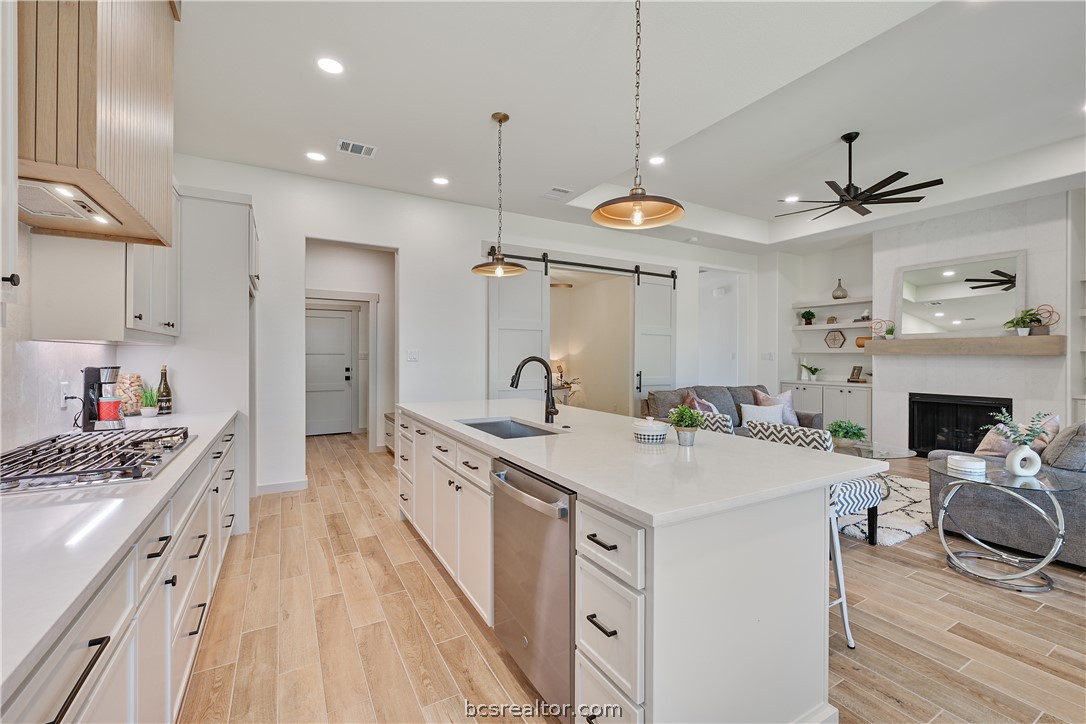 2822 Captain Drive Property Photo 10