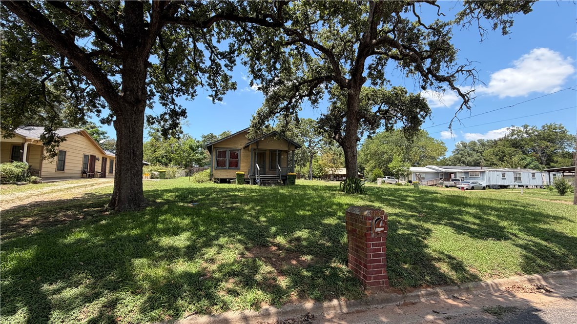 207 East Davis Street Property Photo 1