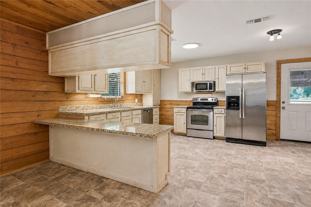 577 Watson Road Property Photo 9
