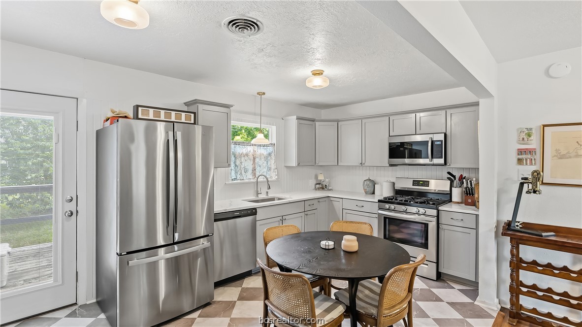 907 North Avenue Property Photo 4