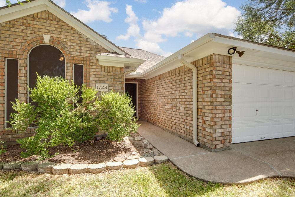 1728 Purple Martin Cove Property Photo 1