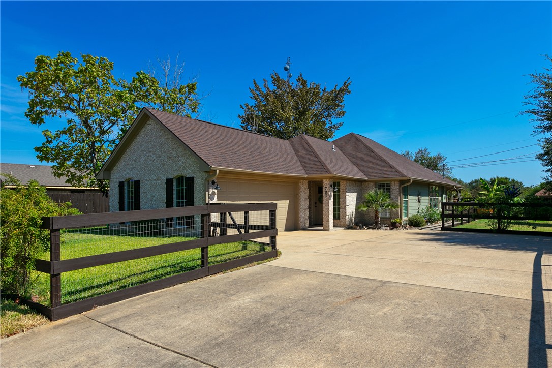 703 Meadow Brook Drive Property Photo 1