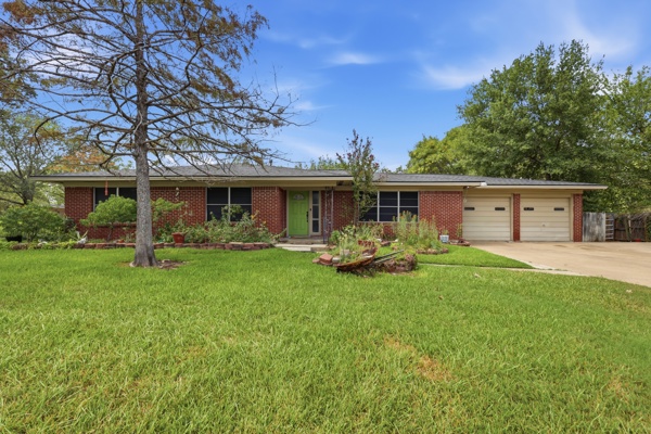 900 Esther Boulevard Property Photo 1