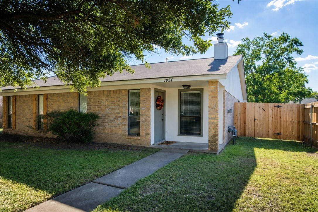 1924 Holleman Drive W Property Photo 1