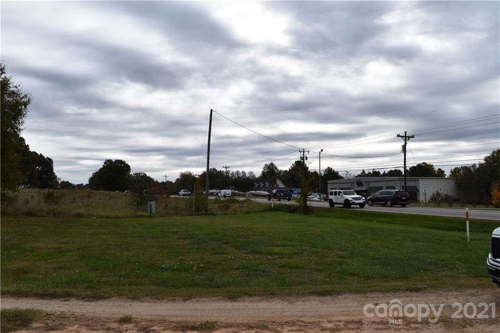 768 River Highway Property Photo 3