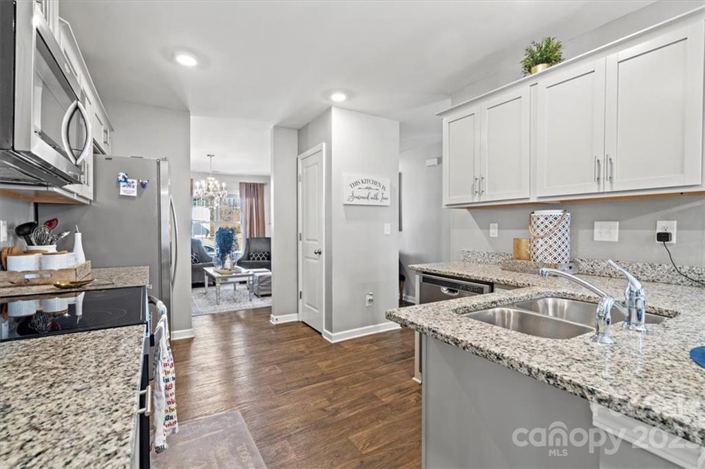 529 Elmwood Pond Court Property Photo 6