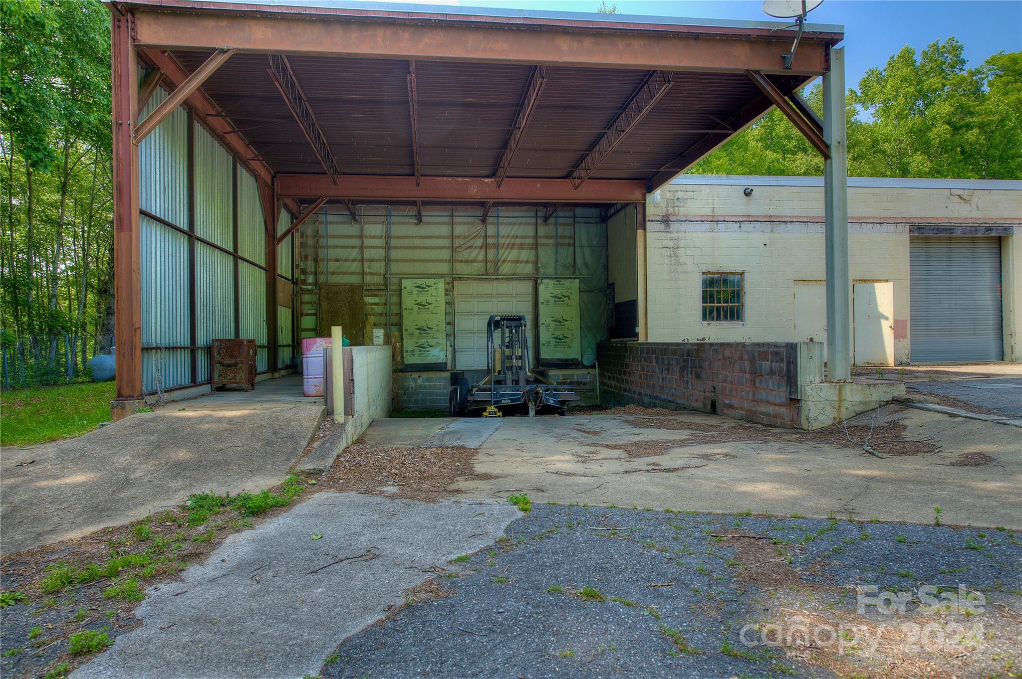 350 Henredon Road Property Photo 4
