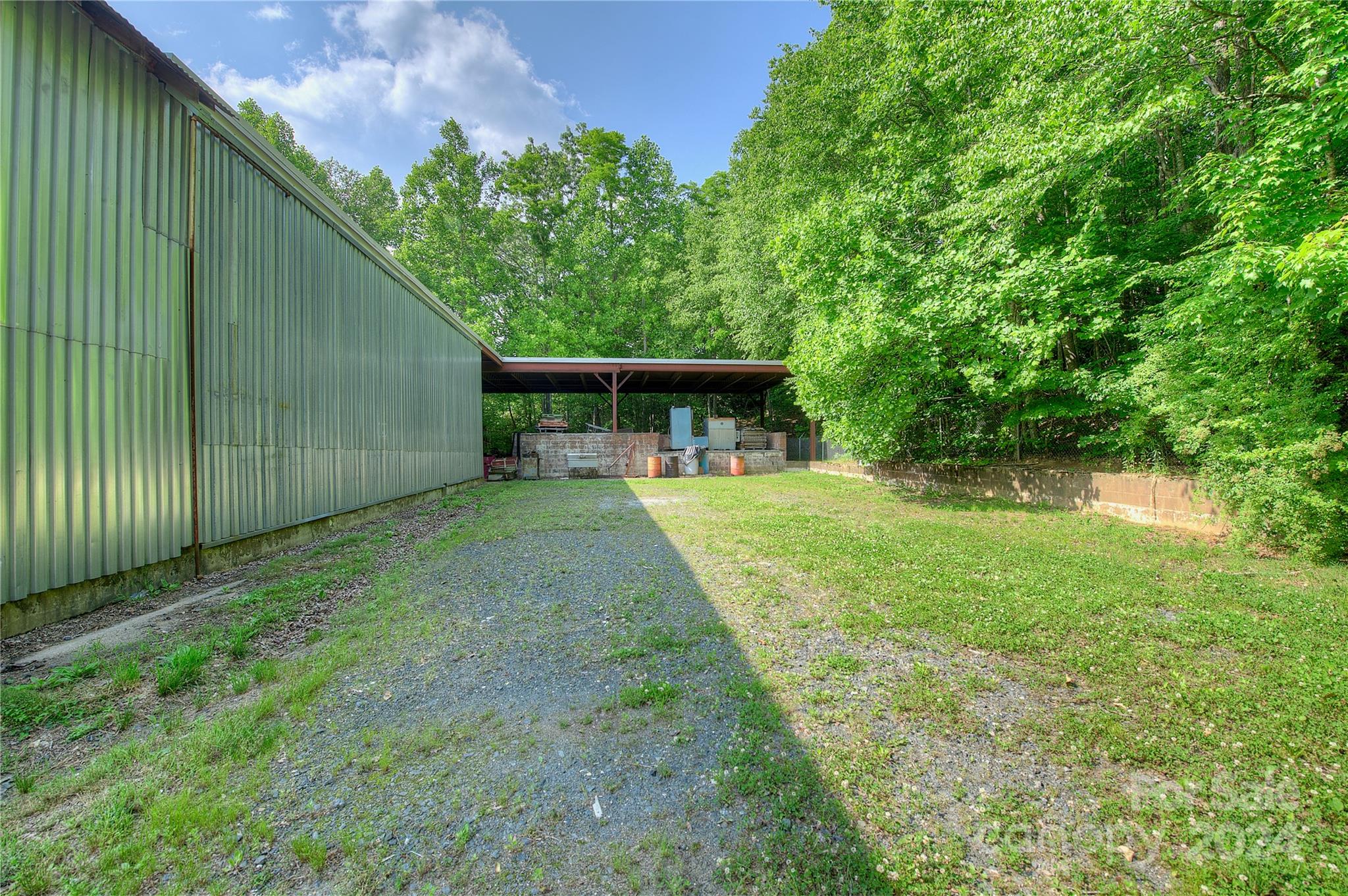 350 Henredon Road Property Photo 6
