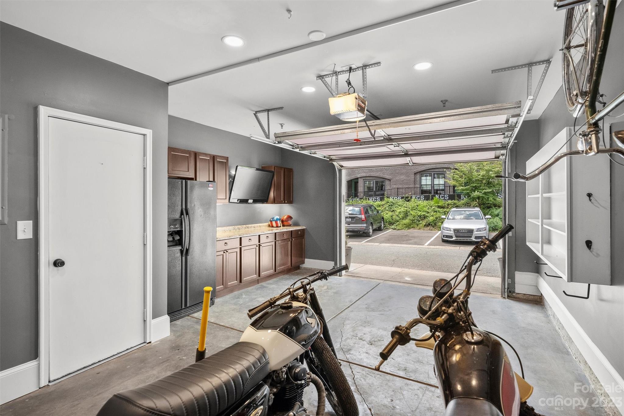 618 Raya Court Property Photo 8