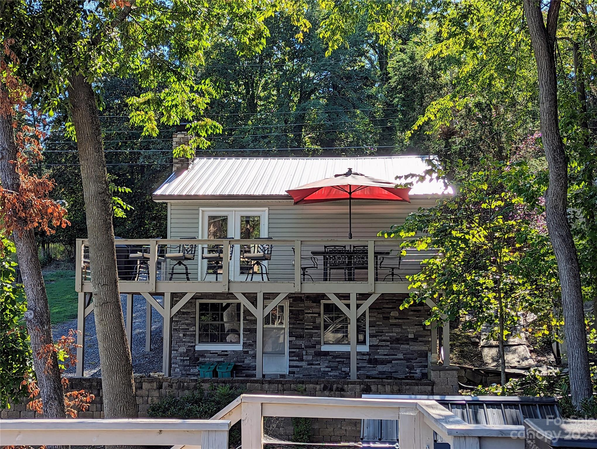 826 Berry Hill Drive Property Photo 1