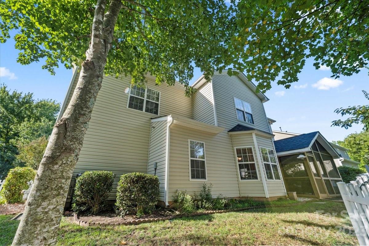 9611 Willow Leaf Lane Property Photo 8