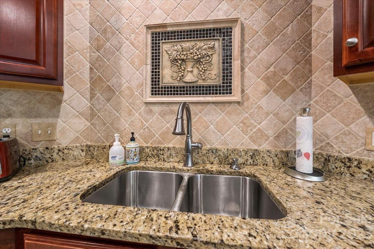 9611 Willow Leaf Lane Property Photo 12
