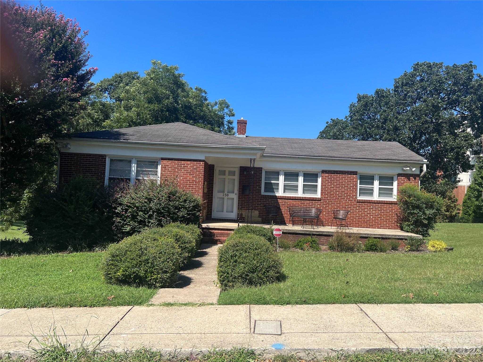 230 Victoria Avenue Property Photo 1