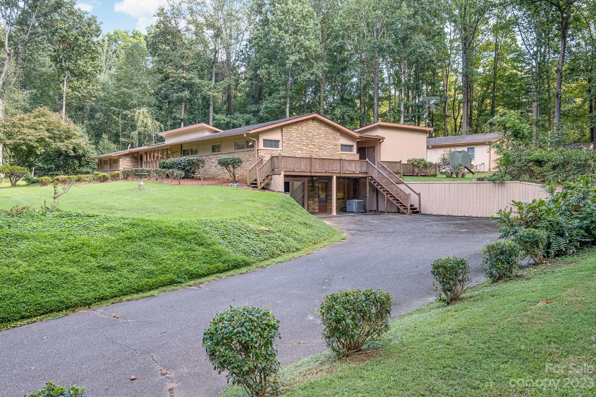 2756 Peachtree Road Property Photo 3