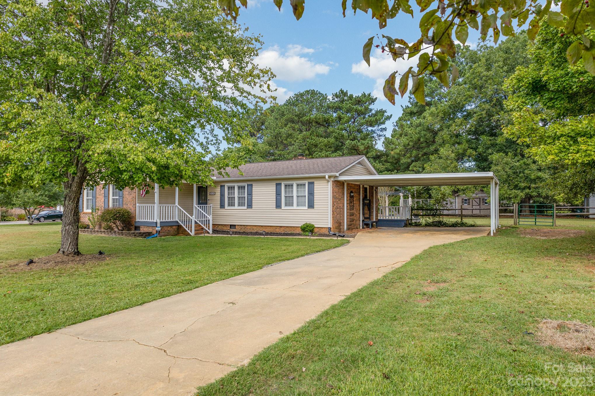 2116 Willow Lane Property Photo 2