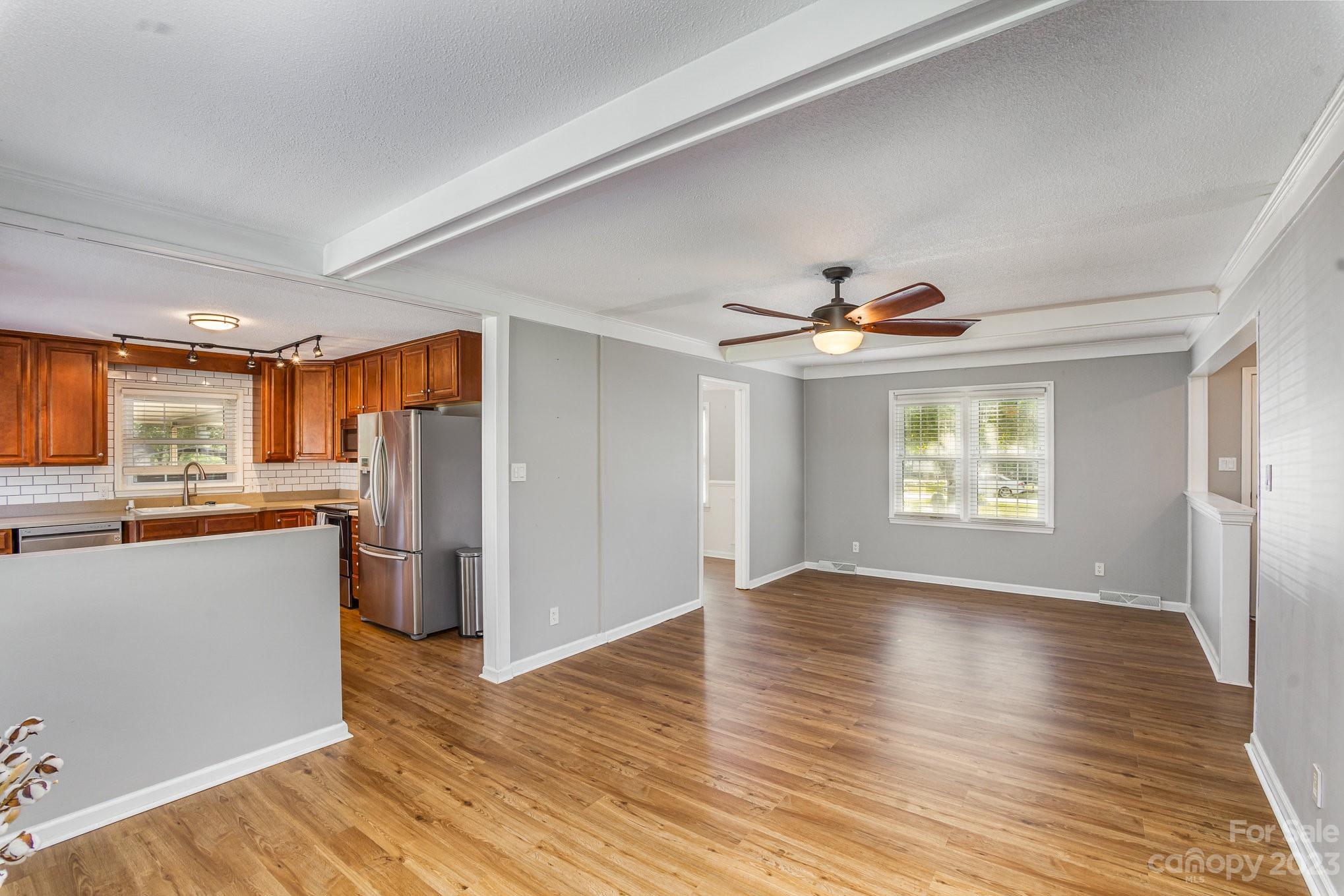 2116 Willow Lane Property Photo 4