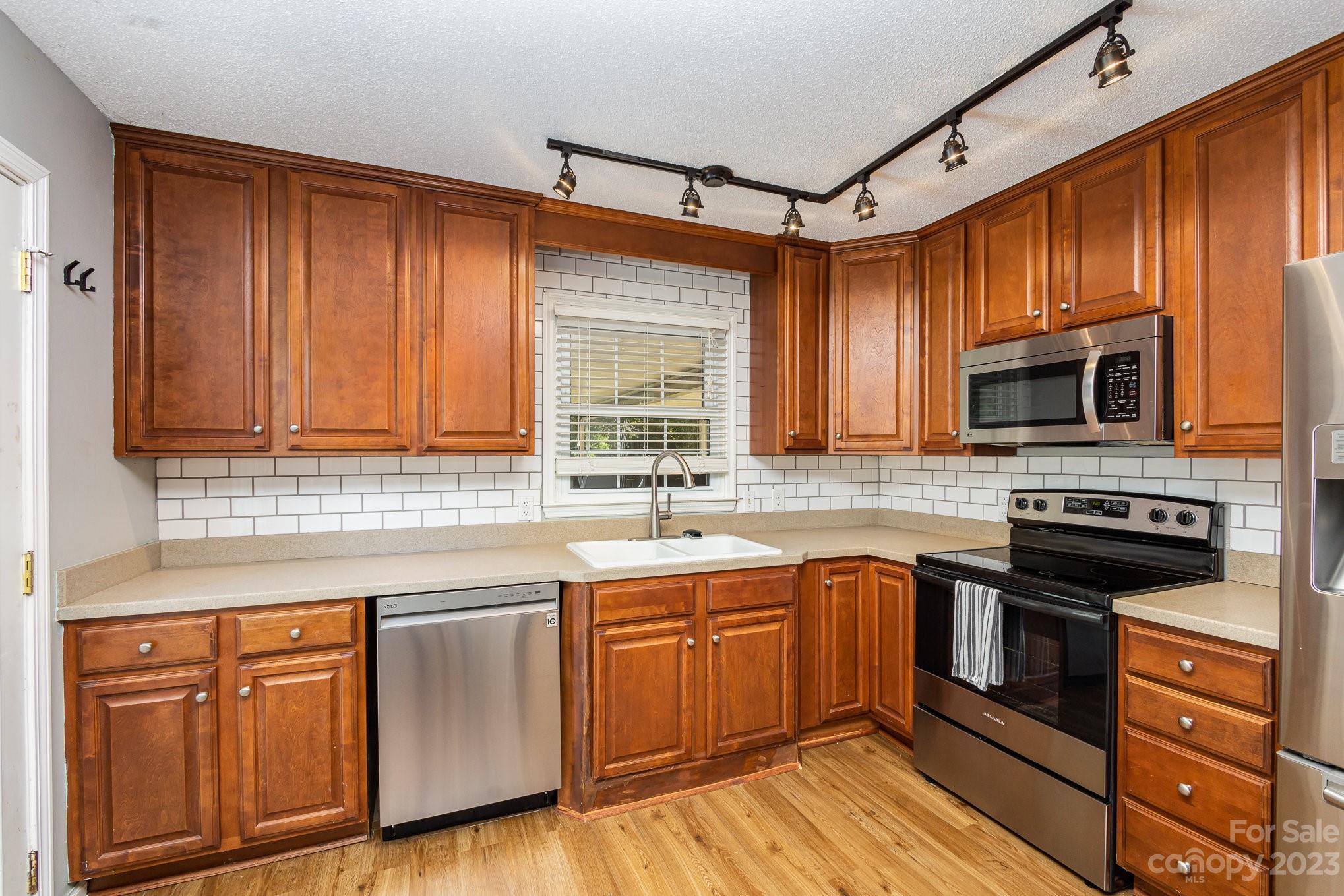 2116 Willow Lane Property Photo 6