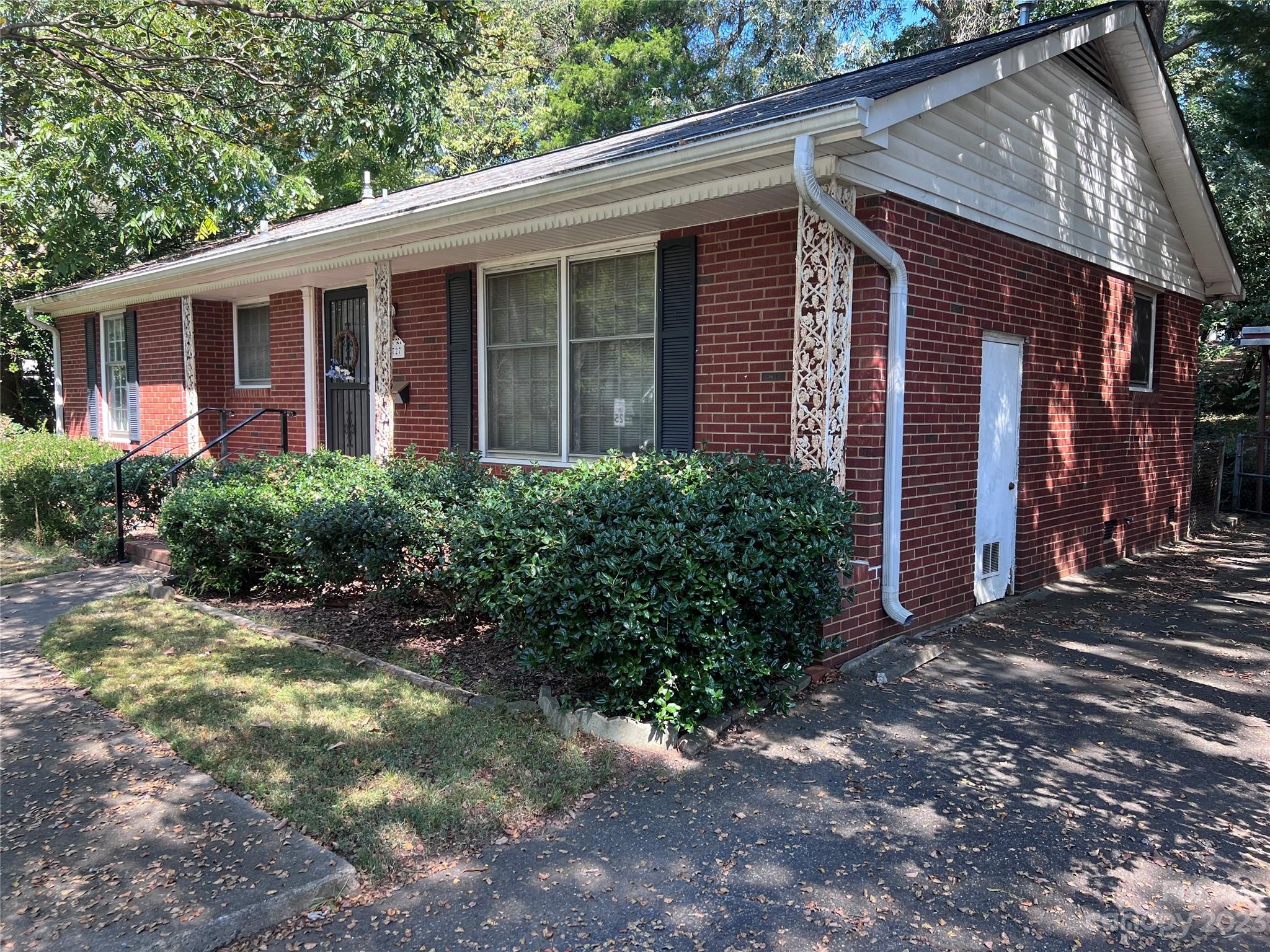 6727 Woodstream Drive Property Photo 2