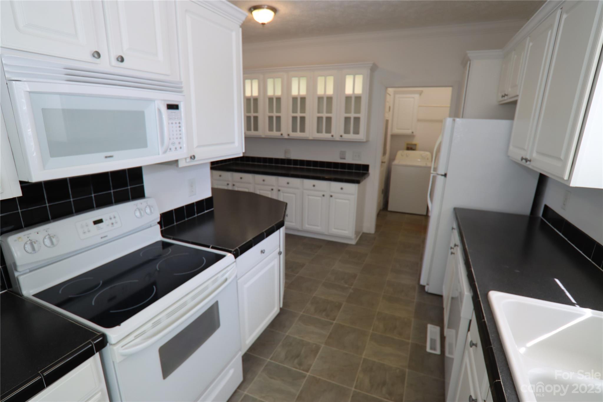 10737 Kingsview Drive Property Photo 5