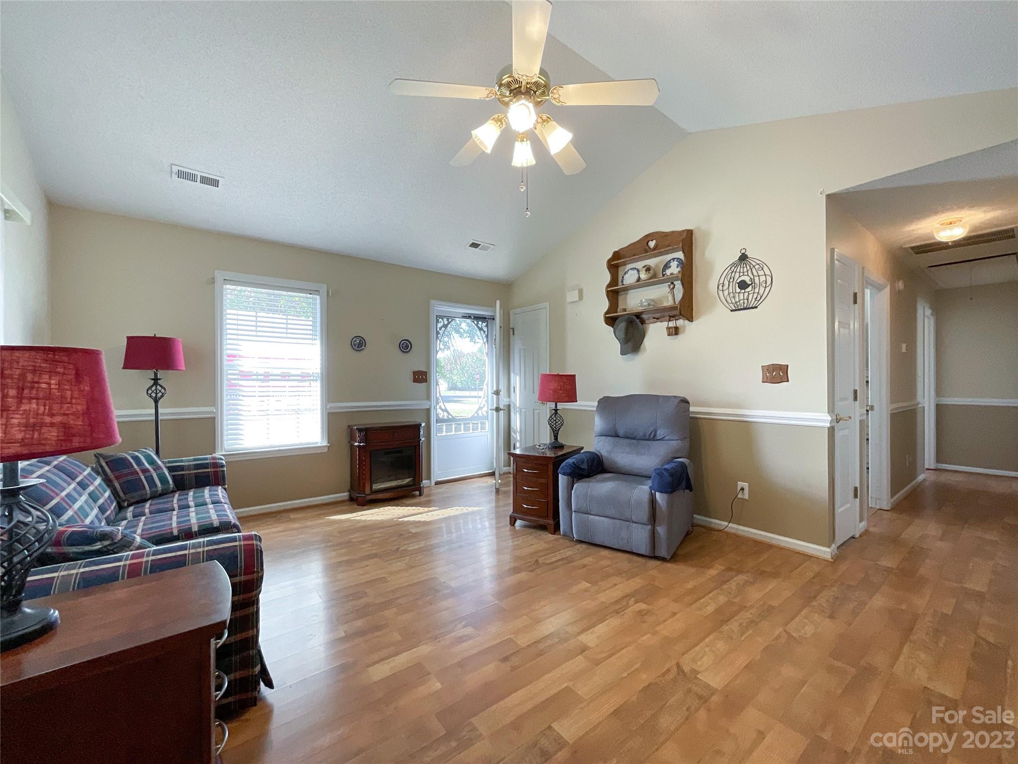 402 Cottonwood Circle Property Photo 3