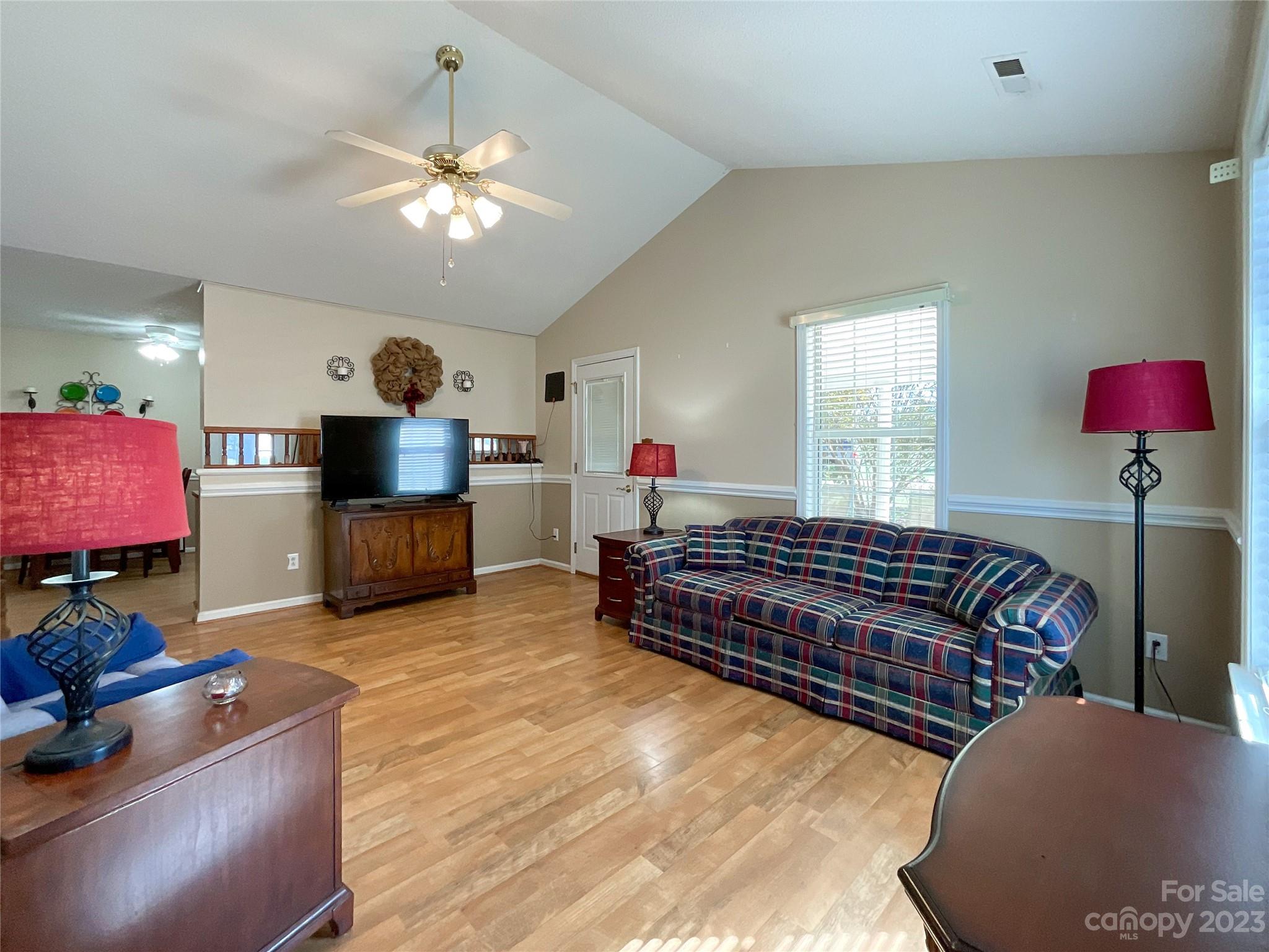 402 Cottonwood Circle Property Photo 4