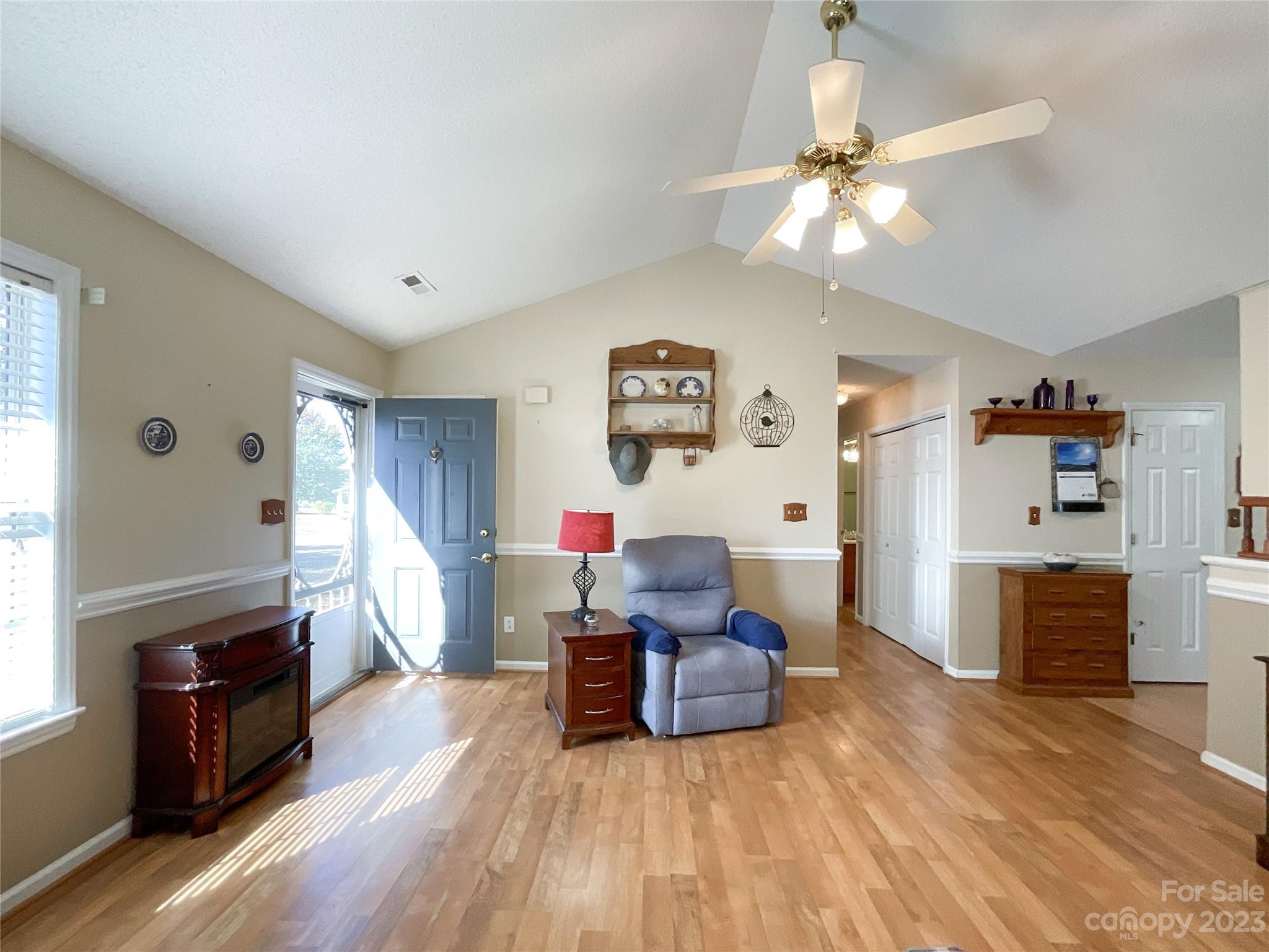 402 Cottonwood Circle Property Photo 5