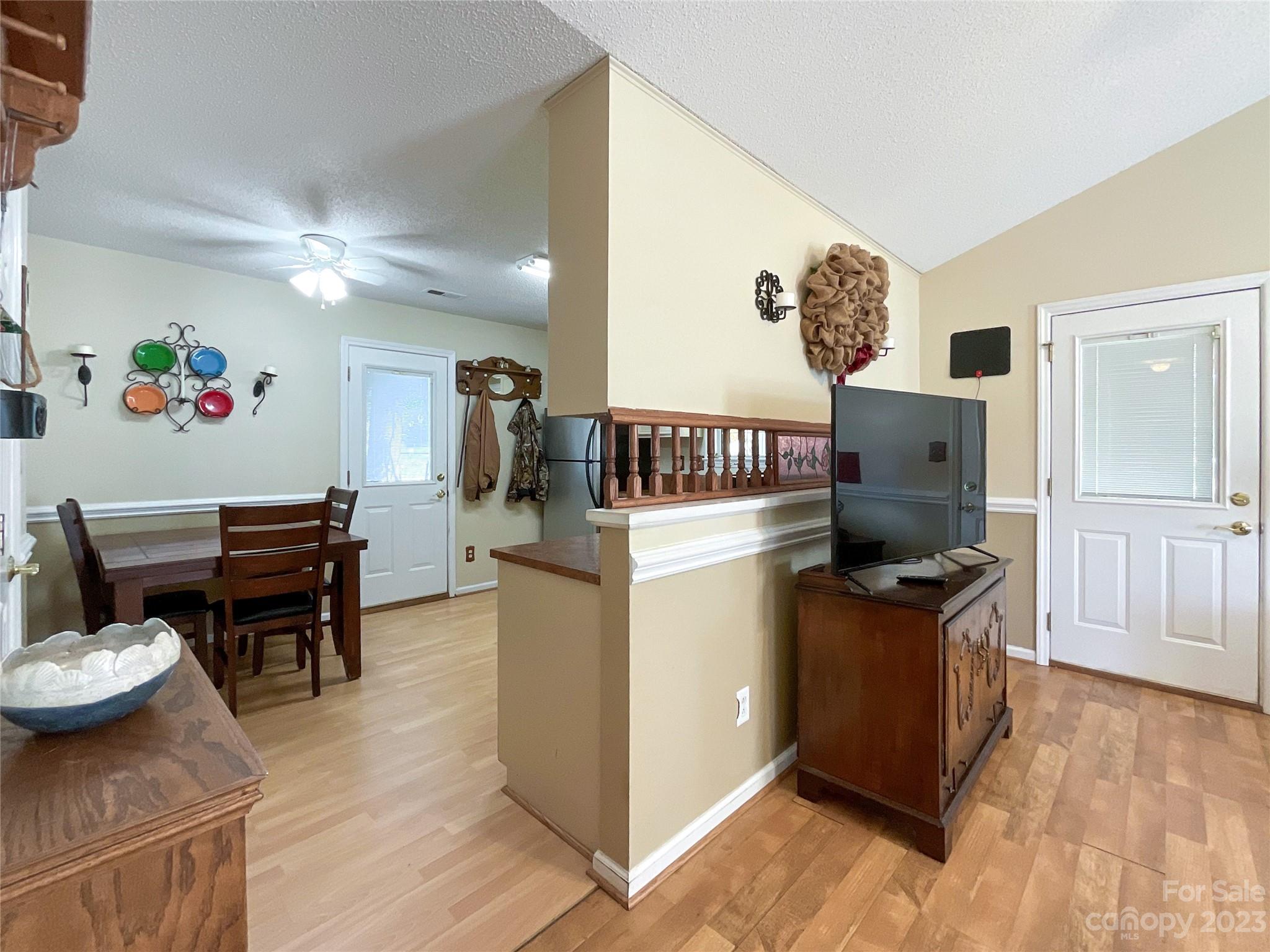402 Cottonwood Circle Property Photo 6