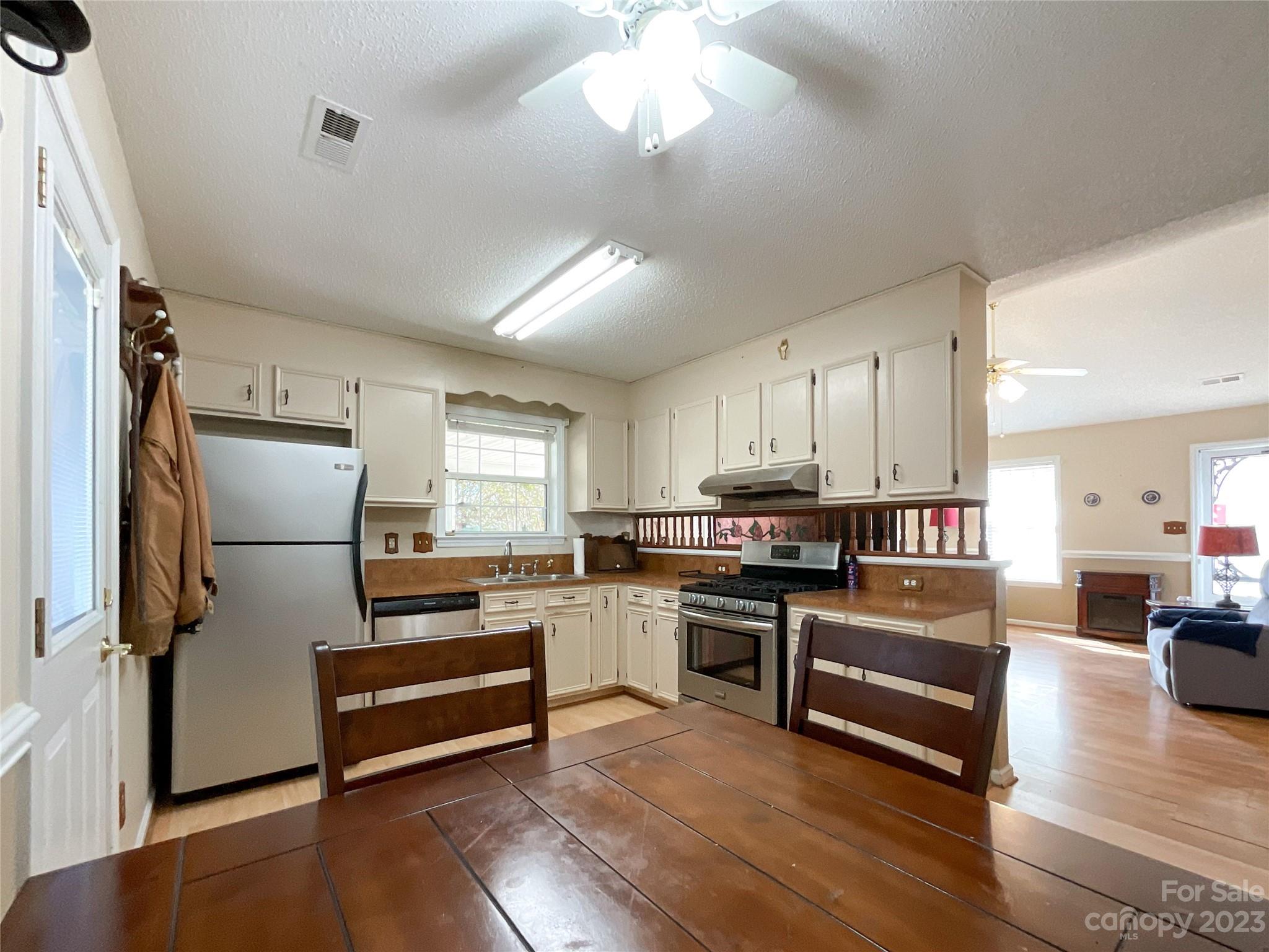 402 Cottonwood Circle Property Photo 8