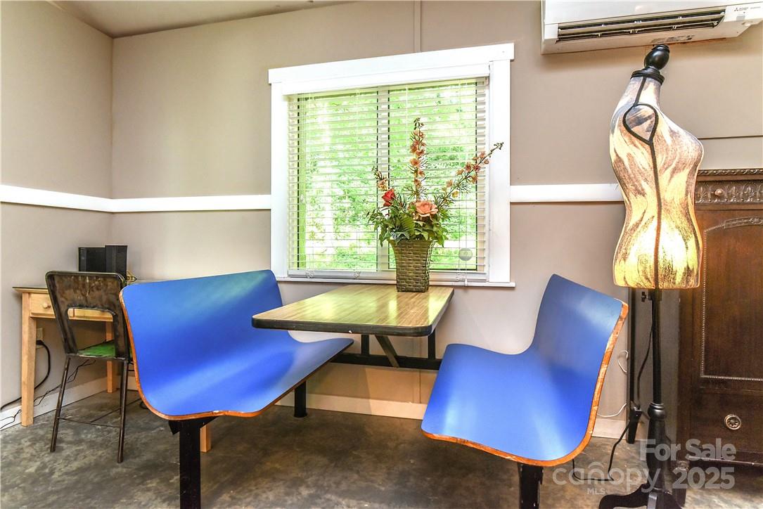 543 College Street Property Photo 1